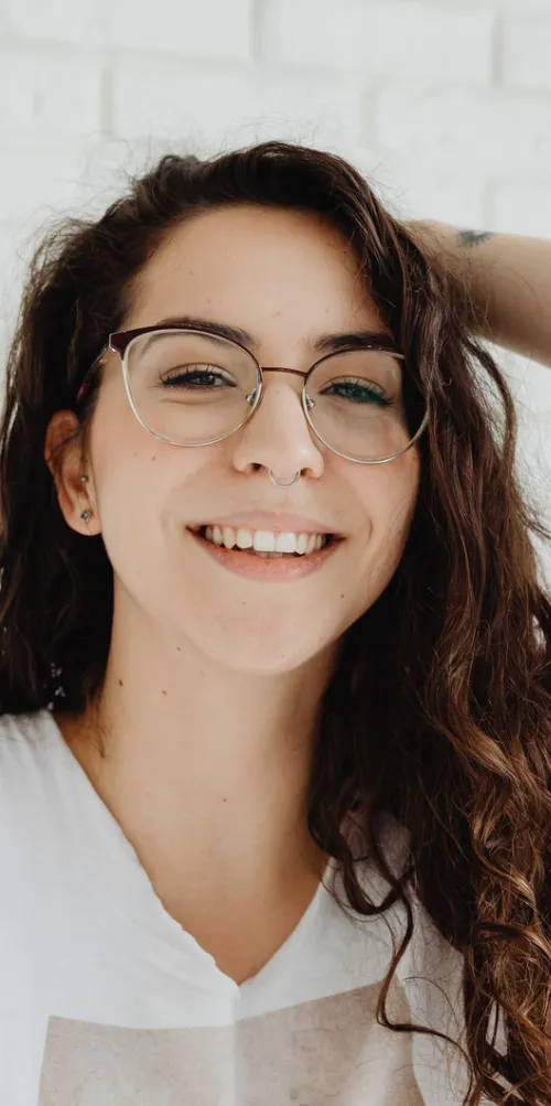 Paciente con lentes sonriendo